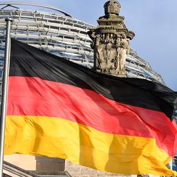 Eine deutsche Flagge weht über dem Reichstagsgebäude in Berlin