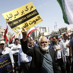Iraner in Teheran demonstrieren gegen Israel, nachdem es zu einem Angriff auf den Iran gekommen sein soll, für den Israel verantworlich gemacht wird. 