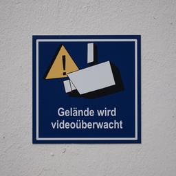 Ein Schild weist auf Videoüberwachung hin.