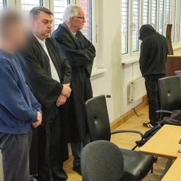 Die zwei Angeklagten (1. und 4. von links) stehen neben den zwei Verteidigern, Steffen Gerth (2.v.l) und Peter Hakert (3.v.l) vor Prozessbeginn im Sitzungssaal des Landgericht Stralsund.