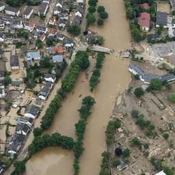 Ein Blick von oben auf Bad Neuenahr während der Flutkatastrophe im Ahrtal.