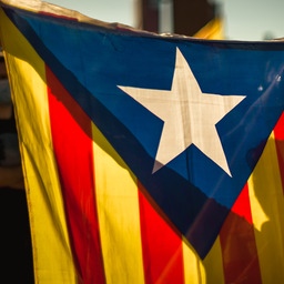 Die Flagge der autonomen spanischen Region Katalonien.