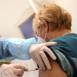 Eine Frau lässt sich in der Praxis ihrer Hausärztin die dritte Impfung mit dem Comirnaty-Impfstoff des Herstellers BioNTech/Pfizer injizieren.