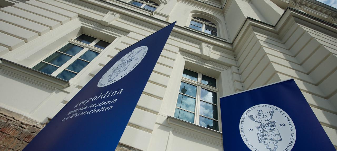 Das Logo und der Schriftzug der Nationalen Akademie der Wissenschaften Leopoldina hängen an einem Banner vor dem Gebäude