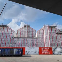 Völlig verkleidet zeigt sich die Südhalle der denkmalgeschützten Deichtorhallen während der Bauarbeiten. Nach der erfolgreichen Sanierung der Nordhalle wird derzeit die Südhalle grundlegend saniert und modernisiert.