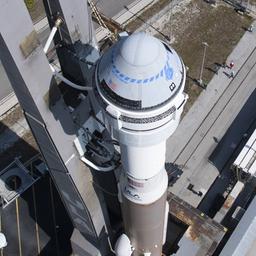 Das Starliner-Raumschiff von Boeing ist auf einer Atlas-V-Rakete der United Launch Alliance montiert.