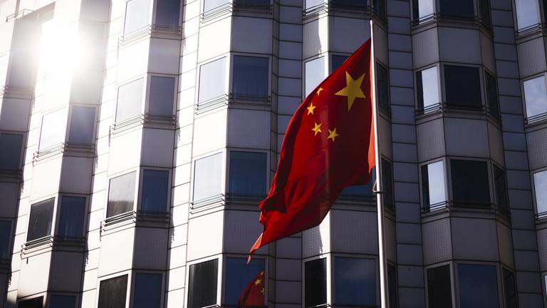 Die Flagge Chinas weht vor der chinesischen Botschaft in Berlin.