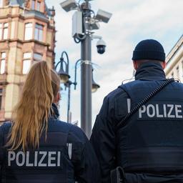 Zwei Polizisten stehen im Frankfurter Bahnhofsviertel.