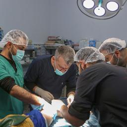 Ärzte operieren ein Erdbebenopfer in Harim, Syrien.
