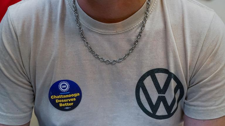 Ein VW-Mitarbeiter des US-Werkes in Chattanooga trägt einen Sticker für eine Gewerkschaft auf seinem T-Shirt.