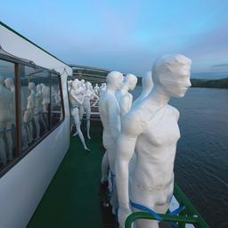 Große Puppen, die symbolisch an die  Todesopfer der Flutkatastrophe im Sommer 2021 an der Ahr erinnern sollen, sind bei einer Aktion  an Deck eines Schiffes aufgestellt. 