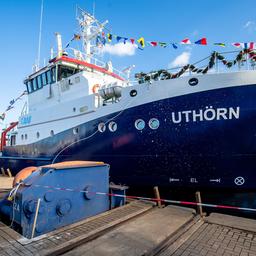 Das neue Forschungsschiff "Uthörn" wird von Bettina Stark-Watzinger in Berne getauft, NIedersachsen.