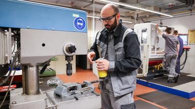 Mohamad Hakam Almashhrawi aus Syrien arbeitet in der Ausbildungswerkstatt der Stadtwerke Flensburg an einer Bohrmaschine.