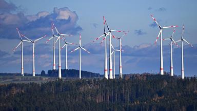Windkrafträder bei Hirschberg, Fränkische Alb, Bayern.