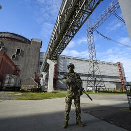 Das Bild zeigt einen russischen Soldaten Anfang Mai 2022 vor dem AKW Saporischschja