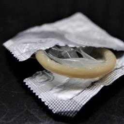 Ein Kondom in aufgerissener Packung