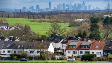 Blick vom Dorf Weilbach auf die 17 km Luftlinie entfernte Skyline von Frankfurt am Main.