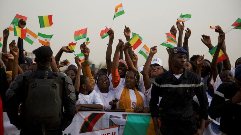Junta-Unterstützer auf einer von der malischen Regierung organisierten Kundgebung schwenken Fahnen von Mali, Niger und Burkina Faso.