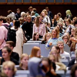 Studierende im großen Hörsaal am Tag der Erstsemesterbegrüßung zum Wintersemester 2023/24 an der Uni Köln. 