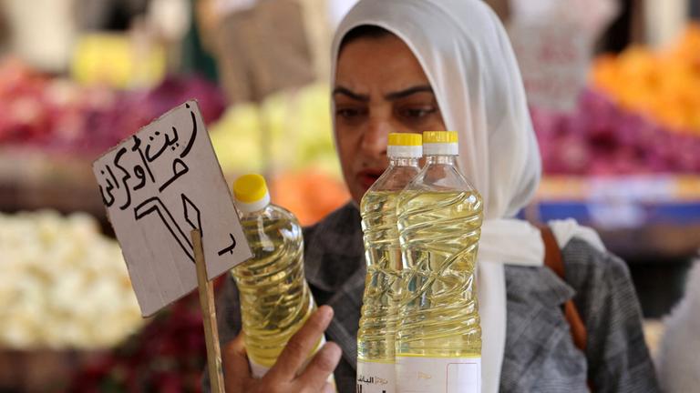 Eine Frau betrachtet eine Flasche mit Speiseöl in Ägypten
