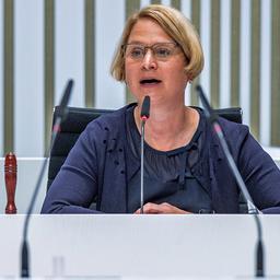 Birgit Hesse (SPD), die Landtagspräsidentin von Mecklenburg-Vorpommern, sitzt im Plenarsaal.