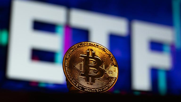 Bitcoin als Goldmünze vor dem Schriftzug "ETF".