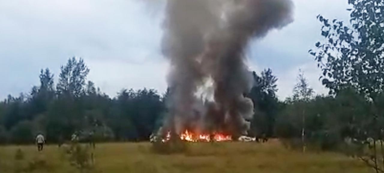 Brennendes Flugzeugwrack