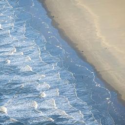 Wellen schlagen an den Strand der ostfriesischen Insel Borkum.