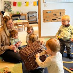 Auszubildende Julia Dolgos spielt in einer Krippengruppe in der Kita Heidezwerge in Karlsruhe mit Kindern.