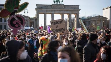 Zum internationalen Frauentag, dem 8. März, demonstrierten in Berlin mehrere Tausend Frauen. (Archivbild: 08.03.2021)
