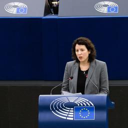 Manuela Ripa bei einer Rede im Europaparlament