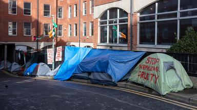 Zelte von Asylbewerbern sind in einer Straße in Dublin zu sehen.