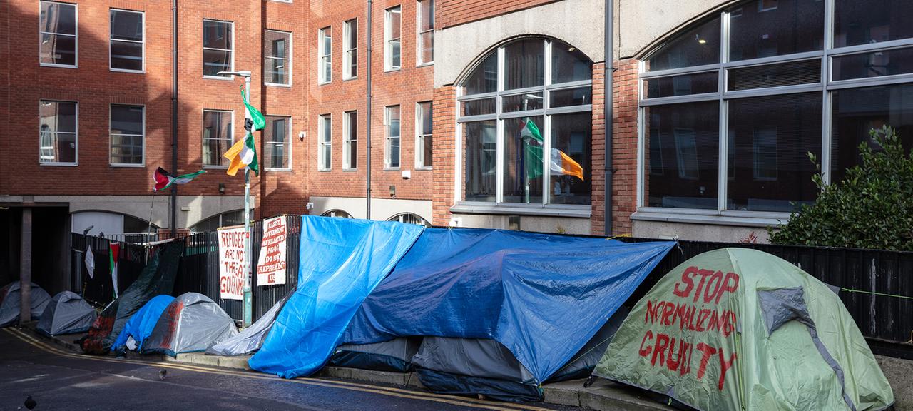 Zelte von Asylbewerbern sind in einer Straße in Dublin zu sehen.