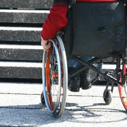 Symbolbild: Mann im Rollstuhl verzweifelt und wartend auf einer Treppe. (Quelle: dpa/blickwinkel)