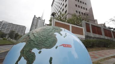 Ein Globus steht vor dem Gebäude des Diplomatenviertels in Taipeh, Taiwan.