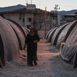 Eine Frau läuft durch ein Zeltlager im türkischen Hatay (Archivbild, aufgenommen am 09.03.2023)