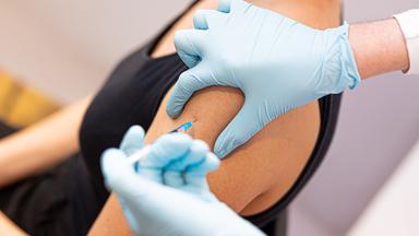Eine Frau lässt sich bei einer Impfaktion gegen Covid-19 impfen.