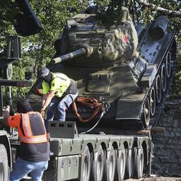 Arbeiter entfernen 2022 in Narva (Estland) einen Panzer der Roten Armee, der als Kriegsdenkmal gedient hatte 