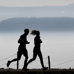 Zwei Menschen joggen