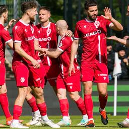 Das Team des FC Energie Cottbus beim Torjubel (Quelle: IMAGO / Fotostand)