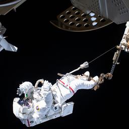 Der ESA-Astronaut Luca Parmitano ist bei einem AuÃeneinsatz an der Internationalen Raumstation ISS über den Roboterarm Canadarm2 gesichert.