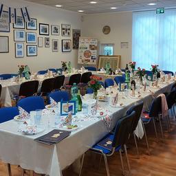 Die Jüdische Gemeinde Flensburg hat den Tisch im Gemeindezentrum festlich zum traditionellen Seder-Essen zu Beginn des Pessach-Festes eingedeckt.