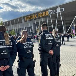 Polizei vor Europapark-Stadion