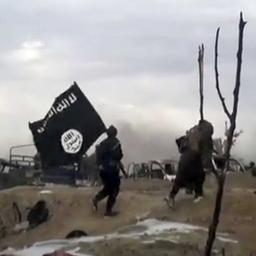Syrien: IS-Kämpfer mit einer IS-Flagge.