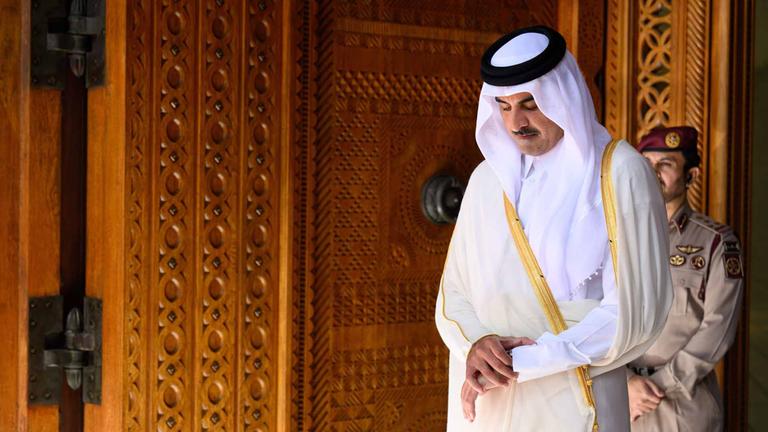 Katars Emir Al Thani schaut auf die Uhr, während er in Doha auf Bundespräsident Steinmeier wartet.