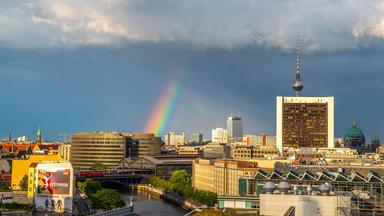 Regenbogen über der Skyline von Berlin.