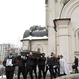 Während der Trauerfeier von Nawalny wir der Sarg aus der Kirche getragen.