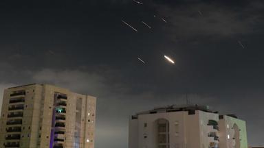 Flammen von Explosionen erscheinen am Himmel über Tel Aviv, während Israels Raketenabwehrsystem Raketen und Drohnen aus dem Iran abfängt. 
