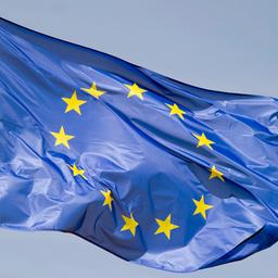 Eine Europaflagge weht im Wind