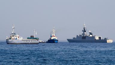 Drei Schiffe mit Hilfsgütern für den Gazastreifen liegen vor dem Hafen in Larnaka (Zypern).